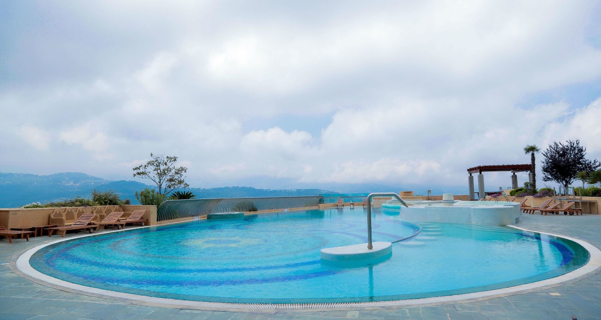 בורומאנה Grand Hills Hotel & Spa מראה חיצוני תמונה